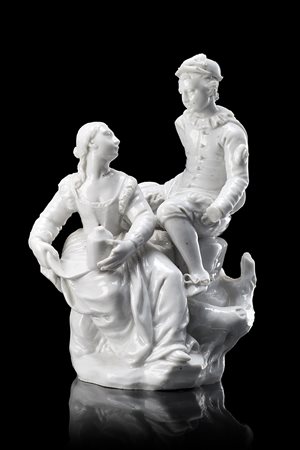 Piccola plastica in porcellana bianca raffigurante uomo e donna in abiti...