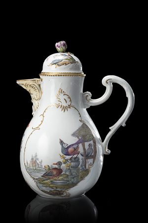 Caffettiera in porcellana decorata con riserve a rilievo e profilate in oro e...