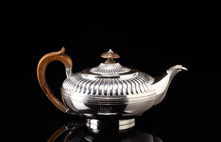 Teiera in argento di forma circolare schiacciata, modanata, con spalla e...