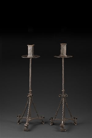 Coppia di antichi portaceri in ferro battuto con montante a torciglione; base...