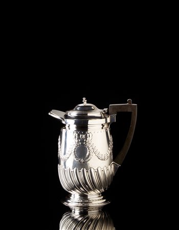 Versatoio in argento con piede circolare gradinato, corpo cilindrico con base...