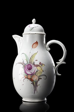 Caffettiera in porcellana con decori a mazzi di fiori. Beccuccio versatore...