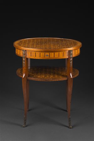 Tavolo ovale a due ripiani intarsiati a motivi geometrici. Cassetto nella...