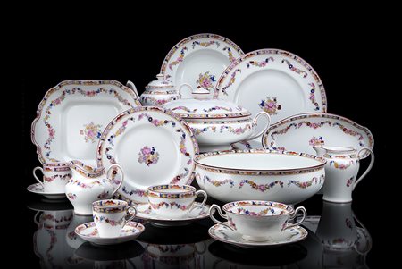 Manifattura Minton . Parte di servizio da tavola in porcellana policroma...