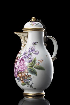 Caffettiera in porcellana con decoro a bouquet di fiori e profili in oro....