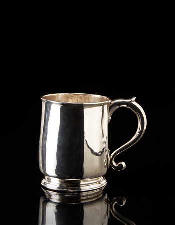 Boccale in argento con corpo cilindrico liscio, manico ad ansa. Londra, 1724...