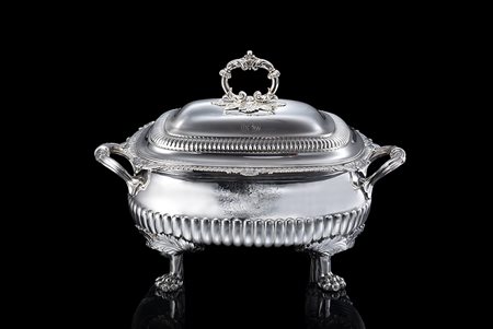 Zuppiera in argento di forma rettangolare bombata decorata a fasce e...