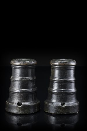 Coppia di mascoli-mortaletti in bronzo tornito, decorati con fascia in...