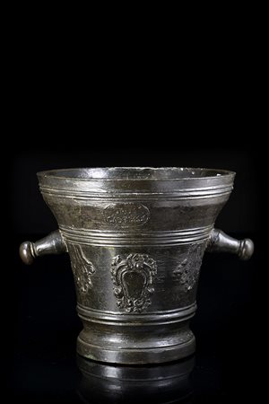 Grande mortaio biansato in bronzo con anse tornite, corpo decorato a foglie...