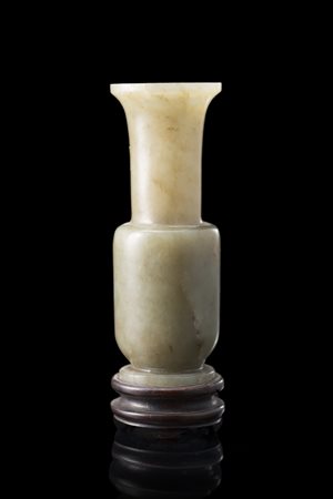 Vasetto a balaustro in giada nefrite di colore verde con venature più scure...