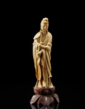 Guanyin in pietra saponaria, raffigurata stante, con lunghe vesti e un rotolo...