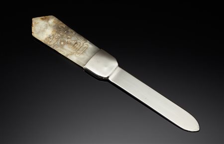 Tagliacarte composto da giada di colore grigio con incisione arcaica e...