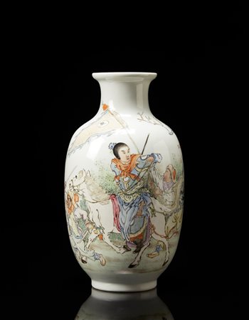 Vaso in porcellana decorato in policromia con figure in scena di battaglia e...