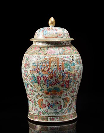 Grande giara a balustro con coperchio decorato in smalti Famiglia Rosa...