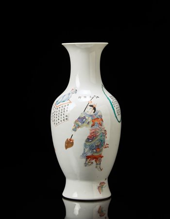 Vaso in porcellana decorato con figure e calligrafia tratte dallo Wu Shuang...