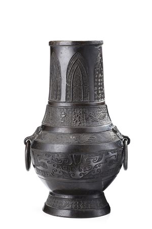Vaso in bronzo dalla forma arcaica hu, con doppie anse ad anelli, decorato...