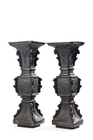 Coppia di vasi in bronzo, dalla forma arcaica fanggu, con decorazione incisa...