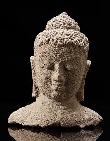 Testa di Buddha in pietra grigia A grey stone buddha head (h. 33 cm.)