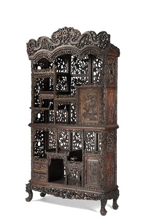 Stipo in legno intagliato e traforato a volute, dragoni e motivi vegetali....