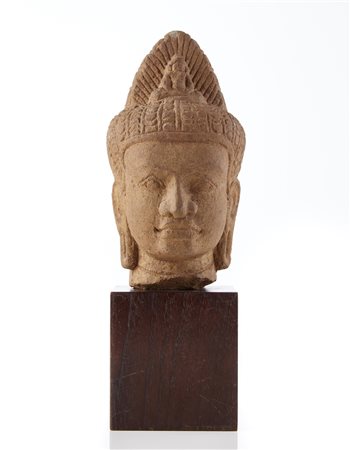 Testa di divinità in pietra grigia in stile Khmer, con base in legno A grey...