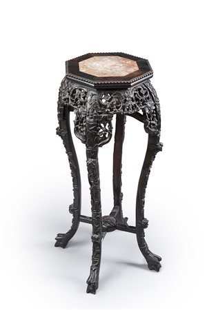 Colonna portavaso in legno ebanizzato intagliato a motivi vegetali con piano...