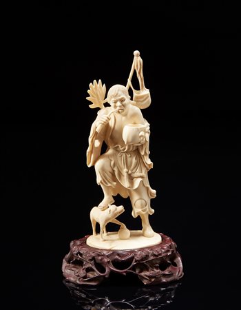 Scultura in avorio raffigurante viandante accompagnato da un cane, con base...