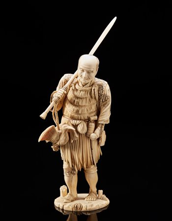 Okimono in avorio raffigurante uomo stante Giappone, sec. XX An ivory okimono...