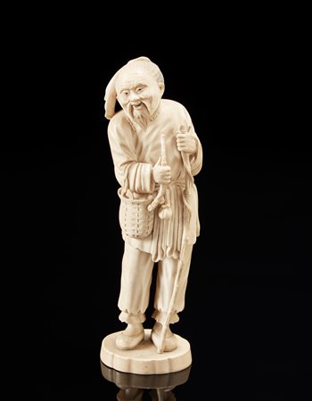 Scultura in avorio raffigurante uomo anziano con cesta e bastone (difetti)...