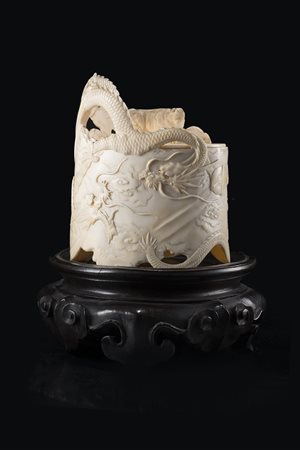 Scatola in avorio con coperchio incisa e traforata con draghi tra nuvole,...