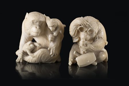 Coppia di babbuini in avorio, uno accompagnato da cuccioli, l'altro indossa...