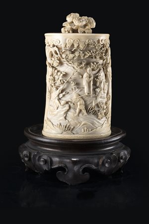 Scatola cilindrica in avorio con coperchio, con decorazione incisa...