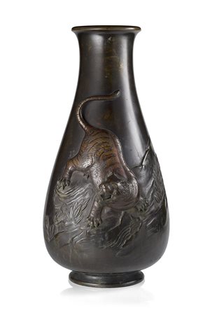 Vaso in bronzo decorato con tigre in rilievo, firmato alla base Giappone,...
