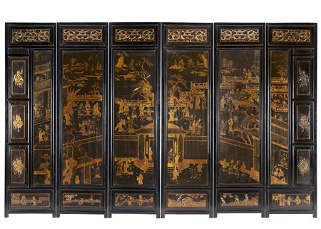 Paravento a sei ante in legno laccato in nero, da un lato dipinto con scena...