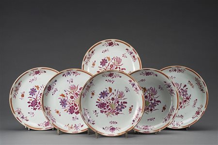 Gruppo di sei piatti in porcellana cinese da esportazione, decorato in...
