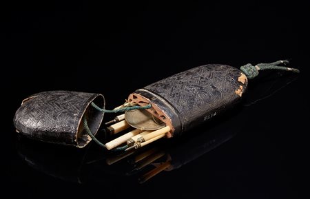 Set da viaggio per oppio con accessori in osso e contenitore laccato...