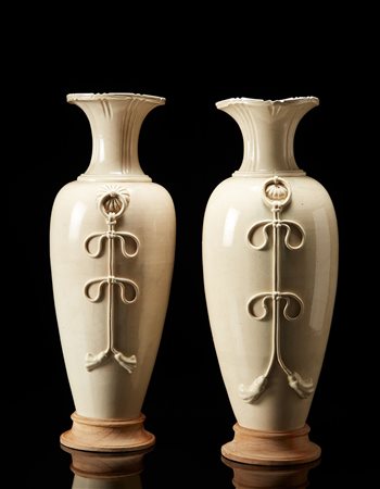 Coppia di vasi con decorazione applicate invetriatura color avorio base in...