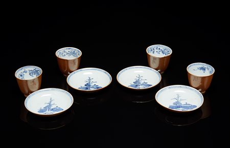 Quattro tazze a campana con piattini in porcellana da esportazione, decorate...