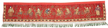 Tessuto in seta rossa ricamato con processione degli otto Immortali taoisti...