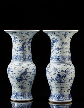 Due vasi di forma Yen-Yen con decorazione bianco blu con draghi e fenici...