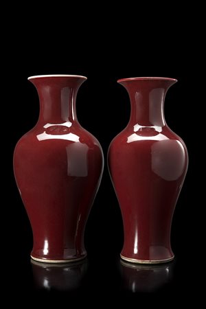Due vasi in porcellana a balustro con invetriatura sangue di bue Cina, sec....