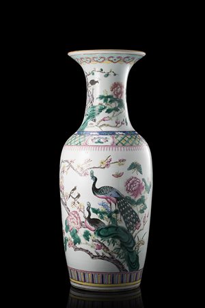 Vaso in porcellana Famiglia Rosa decorato con coppia di pavoni tra rami in...