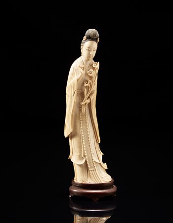Figura femminile in avorio con capelli raccolti e lunga tunica Cina, sec. XX...