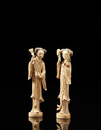 Coppia di sculture in avorio raffiguranti due dame con strumenti musicali...
