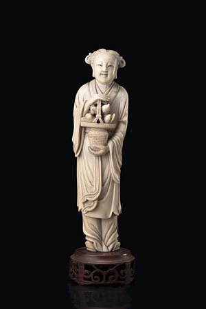 Scultura in avorio raffigurante una fanciulla stante con in mano un cesto di...