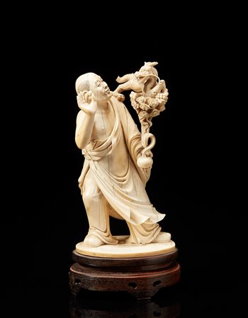 Scultura in avorio con saggio e drago, base in legno lavorato Cina, sec. XX...