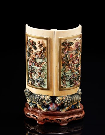 Piccolo schermo da tavolo in avorio colorato e intagliato con scene di...