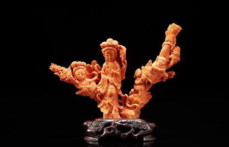 Scultura in corallo raffigurante dame e bambini tra fiori e alberi di pino,...