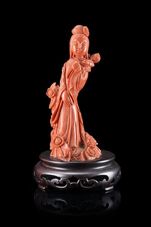 Scultura in corallo rosso raffigurante dama con fiori, con base in legno A...