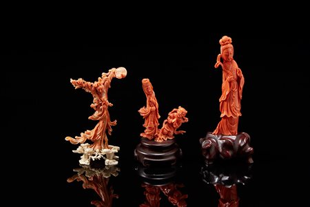Tre piccole sculture in corallo raffiguranti una Guanyin e figure, con basi...