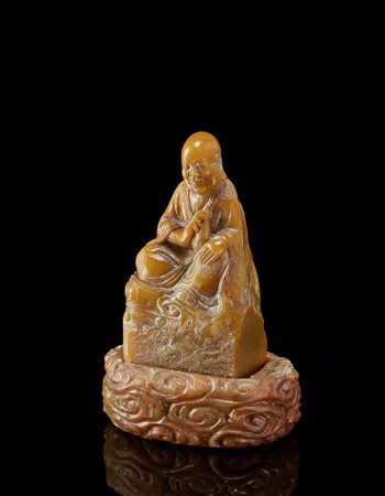Piccola scultura in pietra saponaria raffigurante un luohan seduto con base...